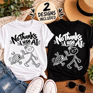 Op de afbeelding: Twee t-shirts, één wit en één zwart, elk met de tekst No Thanks I use AI in een vet scriptlettertype. Onder de tekst staat een afbeelding van een stokfiguur die een rennend brein wegduwt. Een ronde badge vermeldt 2 DESIGNS INCLUDED.