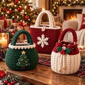 Pode incluir: Três bolsas de crochê feitas à mão com temas natalinos. Uma bolsa verde-escura apresenta uma pequena árvore de Natal com miçangas douradas. Uma bolsa vermelho-profundo tem um floco de neve branco e um botão de madeira. Uma bolsa vermelha e creme com cordão exibe folhas de azevinho.