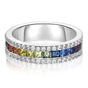 Puede incluir: Un anillo de banda de oro blanco con una fila de zafiros cuadrados de colores y una fila de diamantes más pequeños.