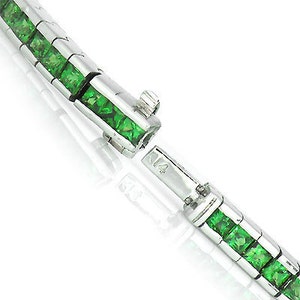 Puede incluir: Un brazalete de plata con una fila de piedras preciosas cuadradas verdes. El brazalete tiene un cierre con el n&uacute;mero "14" estampado.