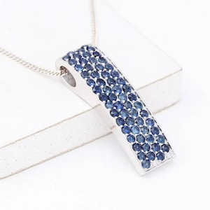 Maine blauwe saffierhanger in sterlingzilver, natuurlijke ethische edelsteen ongebruikelijke sieraden Artikelnummer: P2/204