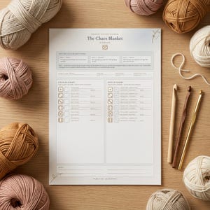 Puede incluir: Una hoja de papel blanca para planificar patrones de ganchillo titulada The Chaos Blanket con secciones para tablas de colores y puntos, rodeada de varias bolas de hilo en tonos beige, marrón y rosa y tres ganchillos de madera y metal dorado.