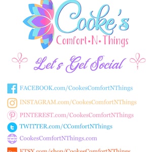 Puede incluir: Un logotipo colorido para Cooke's Comfort-N-Things con un dise&ntilde;o de flor. El texto "Let's Get Social" est&aacute; debajo del logotipo. Los enlaces de redes sociales se enumeran debajo del texto, incluidos Facebook, Instagram, Pinterest, Twitter y Etsy.