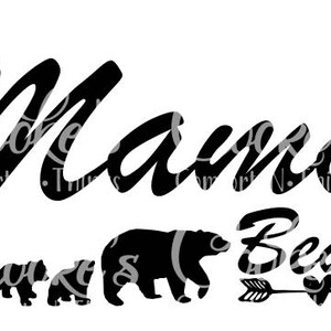 Puede incluir: Dise&ntilde;o en silueta negra y blanca de una osa madre y tres cachorros con el texto "Mama Bear" y una flecha con un coraz&oacute;n.