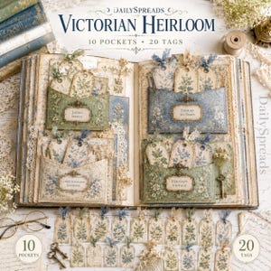 Puede incluir: Un álbum abierto titulado DailySpreads Victorian Heirloom con 10 bolsillos y 20 etiquetas. Las páginas contienen sobres con motivos florales etiquetados como Jardin Secret, Trésors du Temps, Correspondance Ancienne y Héritage Vintage con cintas.