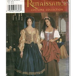 Op de afbeelding: Simplicity 8715 Renaissance Costume Collection naaipatroon envelop voor maten 10, 12, 14. De hoes toont twee outfits: een goudkleurige en donkerblauwe japon met hoofdbedekking, en een witte blouse met gestreept lijfje en bruine rok.