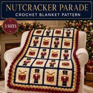 Könnte beinhalten: Eine Häkelanleitung mit dem Titel Nutcracker Parade, die ein Gitter aus abwechselnden Quadraten mit Nussknacker-Figuren und Trommeln in Rot, Blau und Creme zeigt, abgerundet mit einem dunkelroten Wellenrand und einer Angabe für 3 Größen.