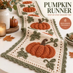 Peut inclure: Un chemin de table en crochet couleur crème orné de motifs de citrouilles orange et de feuilles vertes, avec une bordure festonnée verte. Le texte PUMPKIN RUNNER STEP-BY-STEP CROCHET PDF et BEGINNER FRIENDLY est imprimé sur l'image.