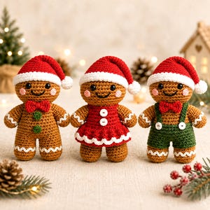 Könnte beinhalten: Drei gehäkelte Lebkuchenpuppen mit rot-weißen Weihnachtsmannmützen. Die linke Puppe hat eine rote Fliege und grüne Knöpfe. Die mittlere Puppe trägt ein rotes Kleid mit weißen Knöpfen. Die rechte Puppe trägt eine rote Fliege und eine grüne Latzhose.