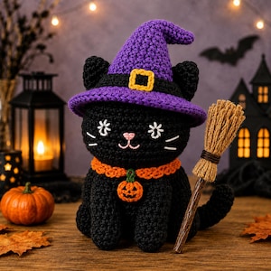 Può includere: Un gatto di peluche lavorato all'uncinetto nero che indossa un cappello da strega viola con una fibbia gialla e un collare arancione con un piccolo ciondolo a forma di zucca. Il gatto ha occhi ricamati bianchi e naso rosa, accanto a una scopa.