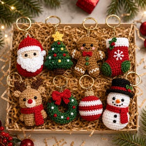Può includere: Un set di otto portachiavi natalizi all'uncinetto raffiguranti Babbo Natale, un albero di Natale verde, un omino di pan di zenzero, una calza rossa, una renna, una ghirlanda verde, una pallina a righe rosse e bianche e un pupazzo di neve.