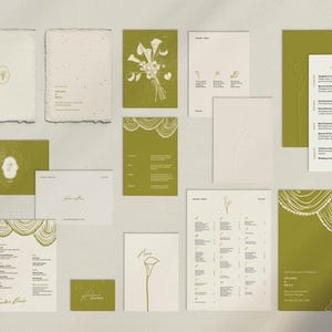 Puede incluir: Un surtido de artículos de papelería en tonos crema y verde oliva. La colección incluye invitaciones, menús y tarjetas, algunas con ilustraciones florales y bordes decorativos. El estilo general es elegante y minimalista, adecuado para bodas o eventos especiales. Medidas en cm.