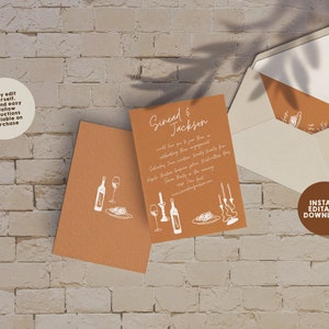 Puede incluir: Una tarjeta de invitación marrón con texto blanco que dice "Sinead & Jackson" con un gráfico de dos copas de vino, botellas de vino y platos de comida. La tarjeta está sobre un fondo de ladrillo con un sobre blanco y un círculo blanco con el texto "INSTANT EDITABLE DOWNLOAD".