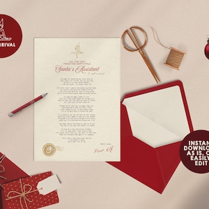 Puede incluir: Una escena festiva con una carta del asistente de Santa, un sobre rojo y regalos envueltos. La carta está acompañada de un bolígrafo rojo, tijeras doradas y adornos navideños. El texto de la carta dice "Asistente de Santa".