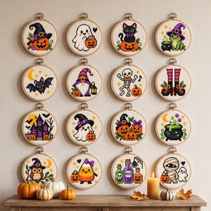 Può includere: Sedici telai da ricamo circolari in legno con disegni di Halloween a punto croce, tra cui zucche, fantasmi, un gatto nero, una rana, un pipistrello, uno gnomo, uno scheletro, stivali da strega, una casa stregata, un calderone e pozioni.
