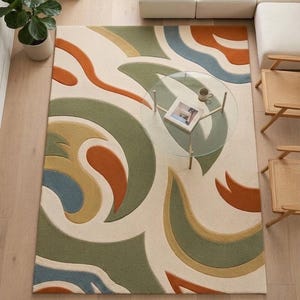 Op de afbeelding: Een rechthoekig vloerkleed met een crèmekleurige achtergrond en grote, abstracte, gebogen vormen in tinten saliegroen, gebrand oranje, mosterdgeel en leiblauw. Het ontwerp bestaat uit vloeiende, organische patronen over het oppervlak.