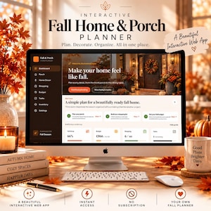 Op de afbeelding: Een computermonitor met een interactieve web-app genaamd Fall Home & Porch Planner. Het scherm toont een dashboard met planningstools, budgetbeheer en takenlijsten. Op het bureau staan een toetsenbord, muis, mok en gestapelde boeken.