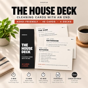 Peut inclure: Une boîte noire intitulée The House Deck Cleaning Cards with an End, contenant 40 cartes et 4 jeux. Trois cartes d'instructions blanches sont présentées, détaillant les tâches pour l'évier, la salle de bain et la cuisine avec des cases à cocher.