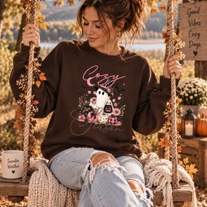 Sweatshirt Cozy Season Halloween – Damen Herbst Pullover mit Geist – Braun Halloween Sweater