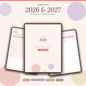 Peut inclure: Un agenda numérique pour 2026 et 2027 affiché sur trois écrans de tablette. L'interface présente un fond crème avec des accents circulaires rose pâle et lavande. Le texte inclut Planner Digital, 2026, 2027 et des phrases en français.