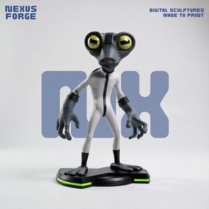 Könnte beinhalten: Eine grau-weiße Alien-Figur mit großen gelben Augen, die auf einem schwarzen Sockel mit grünen Akzenten steht. Der Text NEXUS FORGE und DIGITAL SCULPTURES MADE TO PRINT steht oben, mit einem großen NX-Logo im Hintergrund.
