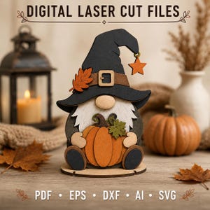 Könnte beinhalten: Eine mehrschichtige Holzdekoration in Form eines Gnoms mit schwarzem Hexenhut, braunem Gürtel, Sternanhänger und orangefarbenem Kürbis. Der Text DIGITAL LASER CUT FILES sowie PDF, EPS, DXF, AI, SVG sind auf dem Bild zu sehen.