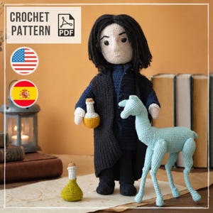 Puede incluir: Una muñeca de ganchillo con pelo negro, camisa azul oscuro y abrigo negro, sosteniendo una pequeña botella amarilla. Junto a ella hay un ciervo de ganchillo azul claro y otra botella verde. El texto dice CROCHET PATTERN PDF.