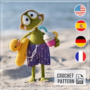 Peut inclure: Une poupée grenouille crochetée verte portant un chapeau bob beige et un short de bain violet à pois. La grenouille tient une bouée canard jaune dans une main et une boisson rose et blanche avec une paille bleue. Texte : CROCHET PATTERN PDF.