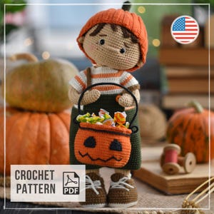 Peut inclure: Une poupée au crochet portant un chapeau citrouille orange, un t-shirt rayé blanc et orange et une salopette vert foncé. La poupée tient un petit seau citrouille orange rempli de bonbons. L'image inclut une icône de modèle PDF au crochet.