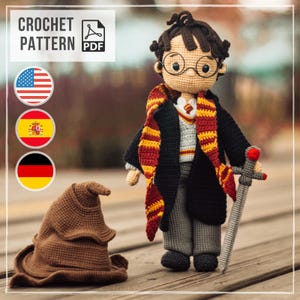 Può includere: Un modello all'uncinetto in PDF che raffigura una bambola amigurumi fatta a mano di un ragazzo con capelli castano scuro, occhiali neri rotondi, camicia bianca, maglione grigio, tunica nera e sciarpa a righe rosse e gialle, che tiene una spada grigia accanto a un cappello marrone.