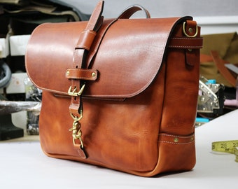 15" Horween Dublin Leather Messenger bag - English Tan - verstelbare sluiting - handgemaakt door Alex M Lynch - 010330SLIM