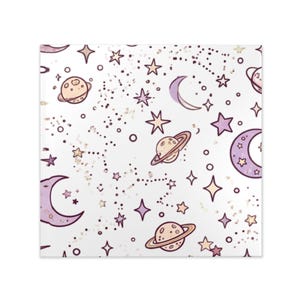 Könnte beinhalten: Ein quadratischer Druck mit einem sich wiederholenden himmlischen Muster auf weißem Hintergrund. Das Design umfasst hellviolette Mondsicheln, beige Planeten mit Ringen und verschiedene Sternformen in Violett-, Rosa- und Gelbtönen, akzentuiert durch kleine Punkte.