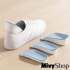 Può includere: Una sneaker in tela bianca con chiusura a lacci e tre inserti separati per il tallone bianchi e azzurri. Gli inserti presentano una base bianca testurizzata e una superficie superiore azzurra liscia con un sottile bordo blu. Testo MivyShop.