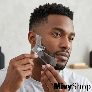 Peut inclure: Un outil de façonnage de barbe en plastique transparent avec un bord incurvé et un peigne intégré, utilisé pour guider un rasoir argenté à plusieurs lames le long de la mâchoire. L'accessoire permet une précision lors du rasage.