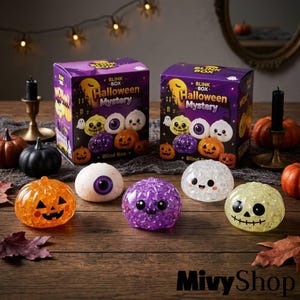 Puede incluir: Dos cajas moradas Blink Box Halloween Mystery con gráficos de dibujos animados de calabazas y globos oculares. Delante hay cinco juguetes blandos: una calabaza naranja, un globo ocular blanco, una criatura morada, un fantasma transparente y una calavera amarilla.