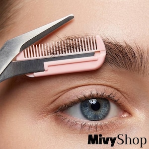 Puede incluir: Una cuchilla para cejas de color rosa claro con un peine de dientes finos integrado, colocada sobre una ceja. La herramienta cuenta con un filo de metal afilado y un mango de plástico, diseñado para recortar y dar forma al vello con precisión.