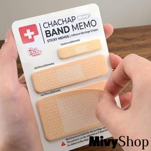 Puede incluir: Una tarjeta de soporte blanca con notas adhesivas Chachap Band Memo en forma de tiras adhesivas. La tarjeta muestra tres tamaños de notas beige con puntos, con dimensiones de 10x40mm, 20x70mm y 40x70mm, cada una con 20 hojas.