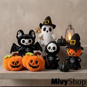 Puede incluir: Una colección de juguetes de peluche de Halloween que incluye dos calabazas naranjas con caras talladas, un murciélago negro, un fantasma blanco con sombrero negro, una figura de esqueleto con guadaña y una figura de calabaza con farol.