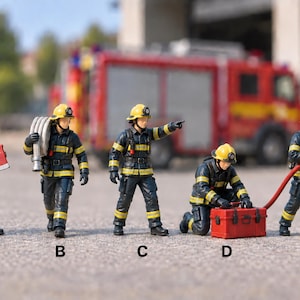 Peut inclure: Cinq figurines miniatures de pompiers étiquetées de A à E, portant des uniformes bleu marine avec des bandes réfléchissantes jaunes et des casques jaunes. La figurine A tient une hache, B porte un tuyau, C pointe, D s'agenouille près d'une boîte à outils rouge et E tient un tuyau.