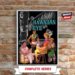 Puede incluir: Un póster rectangular de la serie de televisión Hawaiian Eye con tres personas que llevan collares de flores. El título Hawaiian Eye está impreso en azul en la parte superior. Un botón Watch Now está en la esquina y Complete Series abajo.