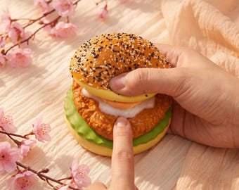 Knuffelburger, realistische nep-voedselknuffel, langzaam terugverende bureau-fidget, grappig cadeau voor foodies