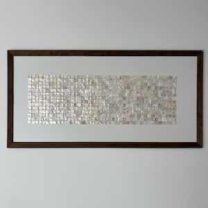 Stor väggkonst med pärlemor | Handgjord kustväggdekoration | Lyxig snäckmosaik | 120x60 cm | Unik