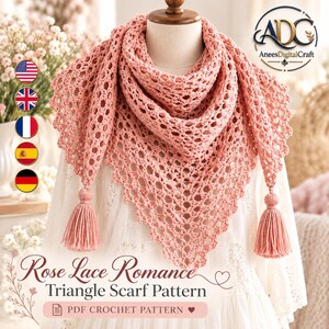 Puede incluir: Un pañuelo triangular de ganchillo en color rosa empolvado con un patrón de encaje calado y dos borlas a juego en las esquinas inferiores. El texto Rose Lace Romance Triangle Scarf Pattern PDF CROCHET PATTERN aparece abajo.