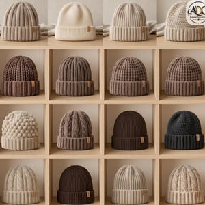 Op de afbeelding: Een collectie van zestien gebreide mutsen uitgestald op houten planken. De mutsen hebben verschillende texturen, waaronder geribbelde, kabelgebreide en wafelpatronen in neutrale tinten beige, bruin, crème en donkergrijs, elk met een klein bruin label.