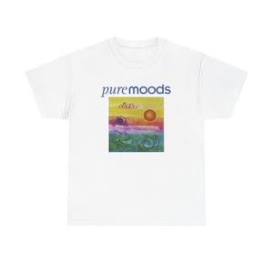 Puede incluir: Una camiseta blanca de manga corta con el texto pure moods en letras azules sobre un gráfico colorido. El gráfico muestra un sol rojo brillante, un cielo amarillo, nubes moradas y un paisaje verde con patrones en espiral y formas vegetales.