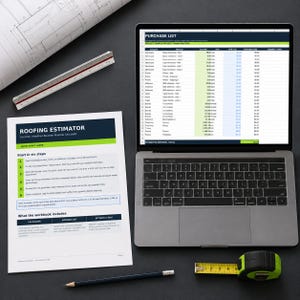 Op de afbeelding: Een laptop met een digitale inkooplijst, een gedrukte snelstartgids voor dakramers, een metalen architectenliniaal, een geel meetlint en een zwart potlood op een donker oppervlak voor het plannen van bouwprojecten.