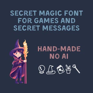 Può includere: Una grafica digitale con il testo SECRET MAGIC FONT FOR GAMES AND SECRET MESSAGES e HAND-MADE NO AI. Un personaggio dei cartoni animati con cappello e mantello da mago viola tiene un bastone luminoso. Icone di sfera di cristallo, cappello, libro e bacchetta.