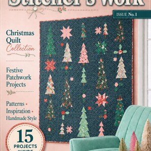 Può includere: La copertina della rivista The Stitcher's Work Issue No. 1 presenta una trapunta blu scuro decorata con vari motivi di alberi di Natale e stelle. Il testo include Christmas Quilt Collection, Festive Patchwork Projects, Patterns, Inspiration, Handmade Style e 15 Projects Inside. Lo sfondo è una parete rosa tenue.