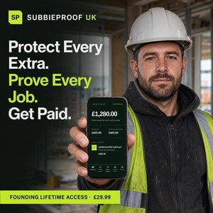 Könnte beinhalten: Eine Person mit weißem Schutzhelm und neongelber Warnweste hält ein Smartphone mit der Benutzeroberfläche der Subbieproof UK App. Auf dem Bildschirm sind Finanzdaten wie £1.280,00, £420,00 und £860,00 sowie der Text Protect Every Extra zu sehen.