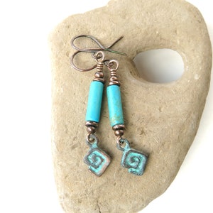 Turquoise & copper earrings / turquoise dangle earrings / verdigris Greek Meandros charm / copper dangle earrings / boho jewelry immagine 1